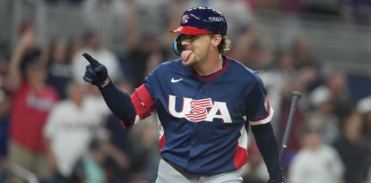 El estadounidense Gunnar Henderson hace un gesto a sus compañeros tras conectar un jonrón durante la cuarta entrada del partido de semifinales del Clásico Mundial de Béisbol contra la República Dominicana, el domingo 15 de marzo de 2026, en Miami.