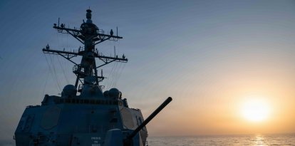 El destructor lanzamisiles de la clase Arleigh Burke USS Pinckney (DDG 91) navega durante la Operación Epic Fury, el 12 de marzo de 2026. (Foto de la Armada de los Estados Unidos)