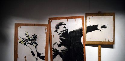 Una fotografía de la obra de arte "Flower Thrower", también conocida como "Love is in the Air", del artista británico Banksy