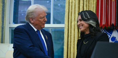 Donald Trump y Tulsi Gabbard en el Salón Oval/ Andrew Caballero- Reynolds
