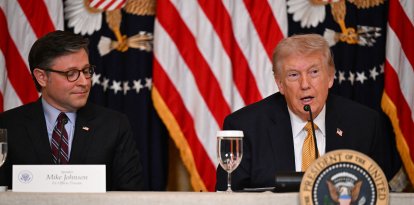 Mike Johnson junto a Donald Trump/ Anabelle Gordon