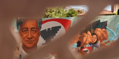 Un mural de 2004 del artista Ignacio Gomez, protagonizado por César Chávez