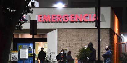 Varias personas esperan fuera de la sala de emergencias del Centro Médico (Archivo)