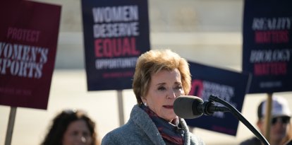 Linda McMahon en las afueras de la Corte Suprema/ Oliver Contreras