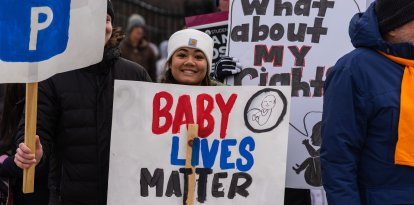 Cientos de personas se manifestaron por la Avenida de la Constitución hasta el Tribunal Supremo con la esperanza de que se revocara la sentencia Roe contra Wade.