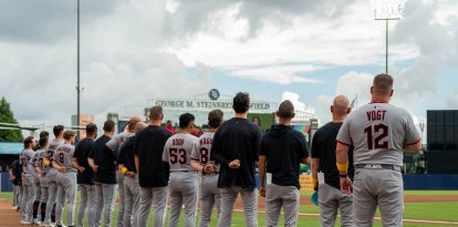 7 de septiembre de 2025, Clearwater, Florida, EE. UU.: Jugadores de los Cleveland Guardians se ponen de pie para el himno nacional. Tampa Bay Rays vs. Cleveland Guardians, Tampa, FL, George M. Steinbrenner Field (Crédito de la imagen: © Justin Colen/ZUMA Press Wire)