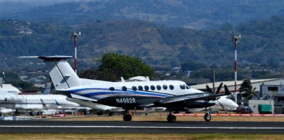 Un avión de la DEA despega durante la operación de extradición