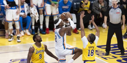 7 de abril de 2026, Los Ángeles, California, EE. UU.: Shai Gilgeous-Alexander (2), del Oklahoma City Thunder, se desmarca de Bronny James (9), de Los Angeles Lakers, y se dirige hacia la canasta durante un partido de baloncesto de la NBA (Crédito de la imagen: © Ringo Chiu/ZUMA Press Wire)