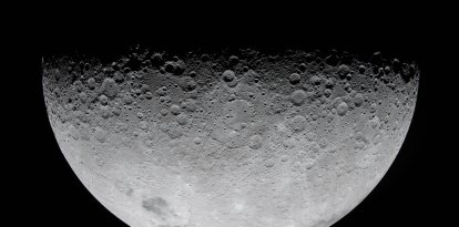 Una vista de la Luna, con los bordes de los cráteres a lo largo del terminador —el límite entre el día y la noche lunar