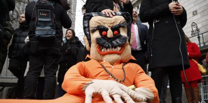 Un muñeco de Nicolás Maduro desplegado frente al edificio donde tuvo lugar su segunda comparecencia ante un tribunal federal en la ciudad de Nueva York, el 26 de marzo de 2026.