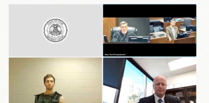 Esta captura de pantalla de la transmisión en vivo de la Corte de Utah muestra a Tyler Robinson