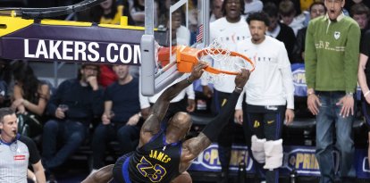 LeBron James realiza un mate frente a los Phoenix Suns