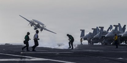 Un E-2D Hawkeye, adscrito al Escuadrón de Mando y Control Aerotransportado (VAW) 117, despega de la cubierta de vuelo del portaaviones de la clase Nimitz USS Abraham Lincoln (CVN 72) durante la Operación Epic Fury, el 31 de marzo de 2026