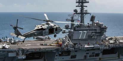 Escuadrón de Helicópteros de Combate Marítimo (HSC) 9 mientras vuela junto al portaaviones USS George H.W. Bush