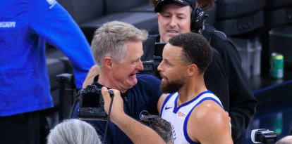Steve Kerr y Stephen Curry, de los Warriors, se abrazan tras vencer a los Clippers