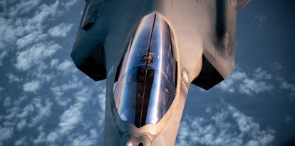 Un avión KC-135 Stratotanker de la Fuerza Aérea de los Estados Unidos sobrevuela un avión F-35A Lightning II de la Fuerza Aérea de los Estados Unidos durante la Operación Epic Fury en la zona de responsabilidad del Mando Central de los Estados Unidos, el 5 de abril de 2026. (Foto de la Fuerza Aérea de los Estados Unidos)