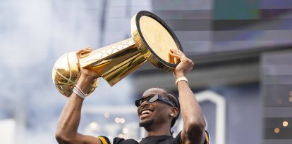 Shai Gilgeous-Alexander, con el Trofeo Larry O'Brien tras ganar las Finales de la NBA 2025 con los Thunder. Imagen de archivo