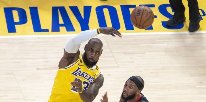 18 de abril de 2026, Los Ángeles, California, Estados Unidos: LeBron James (23), de los Lakers de Los Ángeles, pasa el balón mientras es defendido por Josh Okogie (20), de los Rockets de Houston, durante el primer partido de la primera ronda de los playoffs de la NBA en el Crypto.com Arena. Playoffs de la NBA 2026: Lakers 107-98 Rockets.
