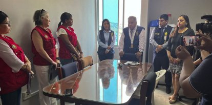 Fotografía difundida por la Fiscalía General del Perú: fiscales registran un almacén donde la ONPE (Organización Nacional de Procesos Electorales) guarda material electoral en Lurín, al sur de Lima, el 17 de abril de 2026. Los fiscales registraron el 17 de abril de 2026 un almacén donde la ONPE guarda las hojas de recuento y las papeletas utilizadas durante las caóticas elecciones que terminaron con denuncias contra funcionarios y acusaciones sobre la pérdida de material electoral.