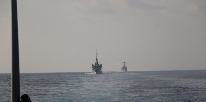 El portaaviones USS Dwight D. Eisenhower (CVN 69) (IKE), el crucero lanzamisiles de la clase Ticonderoga USS Philippine Sea (CG 58), el destructor lanzamisiles USS Gravely (DDG 107), el destructor lanzamisiles USS Stethem (DDG 63), y el destructor de la Armada francesa FS Languedoc (D 653) atraviesan el estrecho de Ormuz con el apoyo aéreo de un E-2C Hawkeye de la Armada francesa y de aviones de combate Rafale de la Fuerza Aérea, el 26 de noviembre. El IKECSG está desplegado en la zona de operaciones de la 5.ª Flota de EE. UU. para ayudar a garantizar la seguridad y la estabilidad marítimas en la región de Oriente Medio.