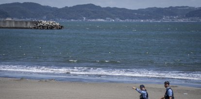 Agentes de policía piden a la gente que evacúe una playa desierta debido a una alerta de tsunami en la ciudad de Fujisawa, en la prefectura de Kanagawa, el 30 de julio de 2025. El 30 de julio, varios tsunamis azotaron zonas del Lejano Oriente ruso y de Japón tras un potente terremoto de magnitud 8,8, y se emitieron alertas en todo el Pacífico por olas de más de tres metros (10 pies) en algunos lugares.