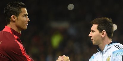 Cristiano Ronaldo y Leo Messi se saludan antes de un juego entre Portugal y Argentina en 2014
