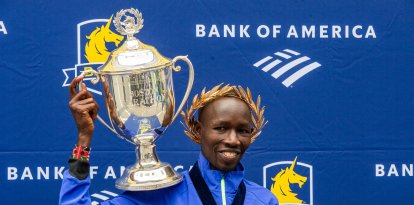 El atleta keniata John Korir celebra su victoria en el maratón de Boston 2026