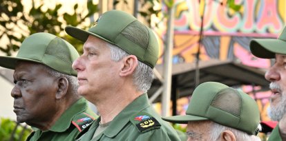 Miguel Díaz Canel, líder del régimen cubano, junto a otros funcionarios.
