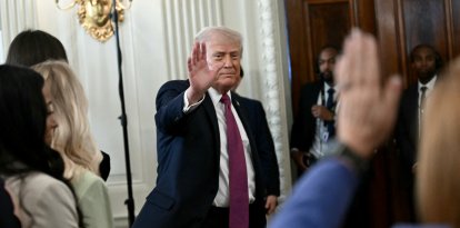 El presidente Donald Trump saluda a los atletas hoy en la Casa Blanca.