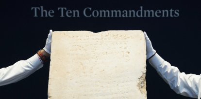 Imagen de la tablilla de piedra inscrita más antigua de los Diez Mandamientos