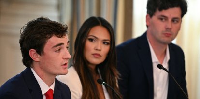 El periodista Nick Shirley habla durante una mesa redonda sobre Antifa