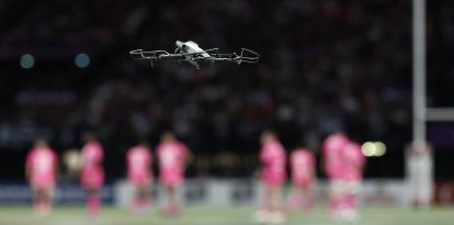 Un dron sobrevuela un estadio durante un evento deportivo. Imagen de archivo
