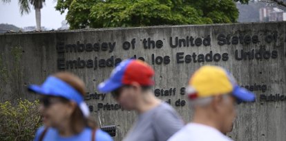Venezolanos frente a la embajada de los Estados Unidos en Caracas.