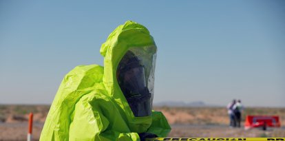 Un rescatista con traje de protección ambiental (Archivo)