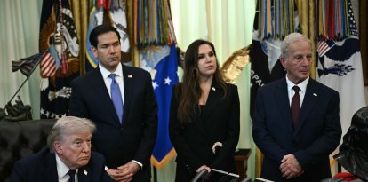 El presidente Trump y parte de su equipo escuchando a la prensa durante la reunión de hoy en la Casa Blanca.