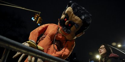Un muñeco de Nicolás Maduro desplegado frente a la corte neoyorkina donde se desarrollan sus comparecencias judiciales.