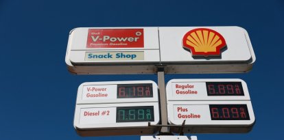 El 14 de abril de 2026, en el exterior de una gasolinera Shell en West Hollywood, California, precios de gasolina y diésel