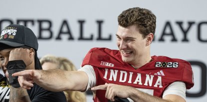 Fernando Mendoza, de la Universidad de Indiana, celebra tras ganar el Campeonato Nacional de Fútbol Americano Universitario contra la Universidad de Miami, por 27 a 21. Lunes, 19 de enero de 2026.