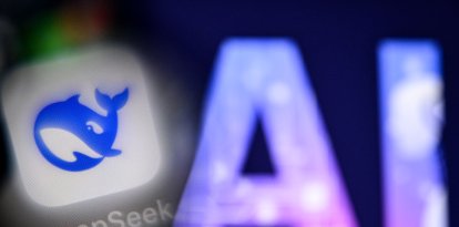 El logo de la empresa China DeepSeek junto a una IA