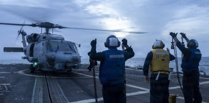 Marineros estadounidenses, destinados al destructor lanzamisiles de la clase Arleigh Burke USS Delbert D. Black (DDG 119), muestran el calzo y las cadenas a los pilotos de un helicóptero MH-60R Sea Hawk, adscrito al Escuadrón de Ataque Marítimo con Helicópteros (HSM) 46, durante la Operación Epic Fury, el 31 de marzo de 2026.