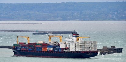 Un buque de carga cruzando un canal marítimo (Archivo)