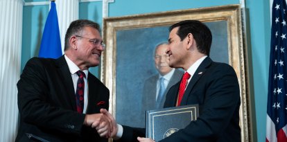 El comisario de Comercio de la UE, Maros Sefcovic, y Marco Rubio tras firmar el acuerdo sobre minerales críticos