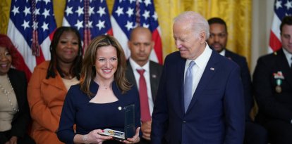 Joe Biden otorga la Medalla Presidencial de Ciudadanos a Jocelyn Benson