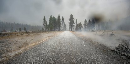 Una carretera cubierta de granizo. Imagen de archivo