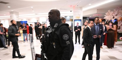 Un agente del Servicio Secreto atraviesa el vestíbulo del Washington Hilton tras escucharse disparos durante la Cena de Corresponsales de la Casa Blanca, celebrada en Washington D. C. el 25 de abril de 2026. El presidente Trump asiste por primera vez a la gala anual de la prensa política desde que ocupa el cargo.