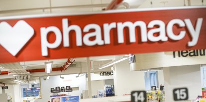 Una mujer busca un medicamento en una farmacia (Archivo)