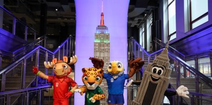 Las mascotas de la Copa Mundial de la FIFA dentro del Empire State Building