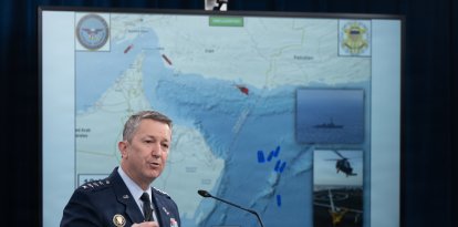 El secretario de Guerra Pete Hegseth, el presidente del Estado Mayor Conjunto, el general de la Fuerza Aérea de los Estados Unidos Dan Caine, y el comandante del Mando Central de los Estados Unidos, el almirante de la Armada de los Estados Unidos Brad Cooper, ofrecen una rueda de prensa sobre la Operación Epic Fury en el Pentágono, en Washington DC, el 16 de abril de 2026.