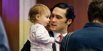 Brandon Gill, republicano de Texas, sostiene a su hija de 16 meses