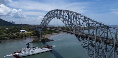 Un buque de la Guardia Costera de EEUU navega por el Canal de Panamá